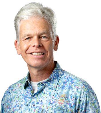 HSTotaal: portret Bart Landman in lichtblauwe bloes met driehoekjes voor socials & website; gemaakt door Ilona Hartensveld