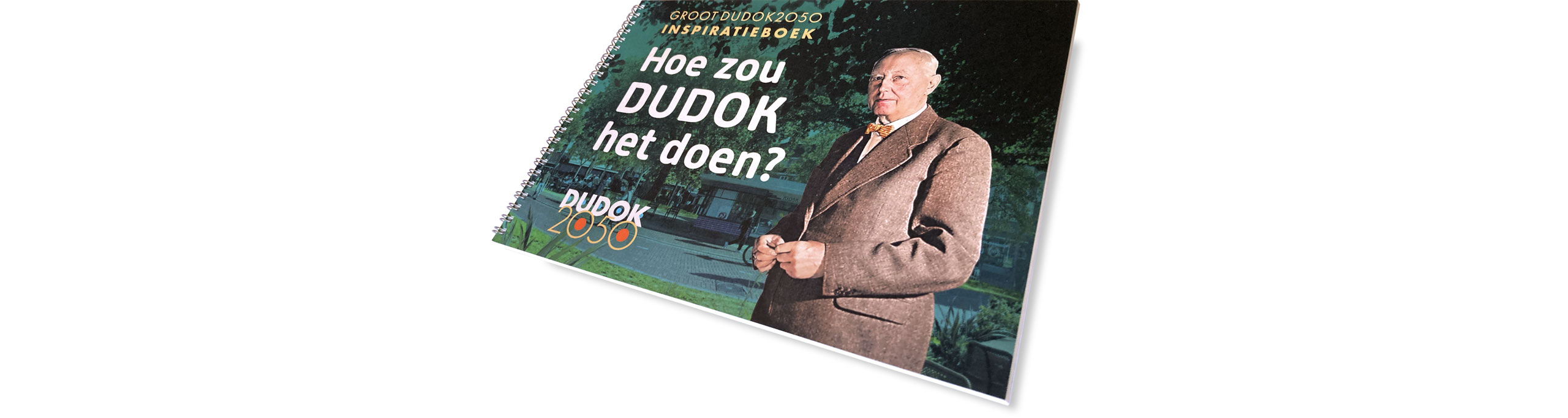 HSTotaal: groen, liggend omslag van Groot Dudok2050 Inspiratieboek met kleurenfoto van W.M. Dudok op Keiplein in Hilversum