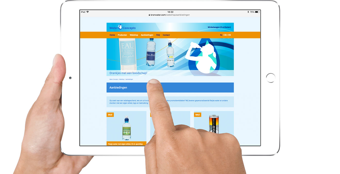 HSTotaal: twee handen met iPad; op het scherm webshop-aanbiedingen van Water Concepts Benelux; drankjes met een boodschap