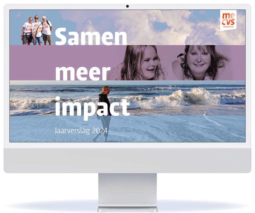 HSTotaal: iMac-scherm met interactief, online jaarverslag 2024 van MECVS Nederland; met paarsblauwe foto’s van ME/CVS-patiënten
