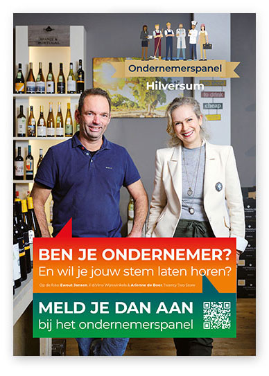 HSTotaal LinkedIn-visual: ondernemers in wijnwinkel roepen collega’s op lid te worden van het Ondernemerspanel Hilversum