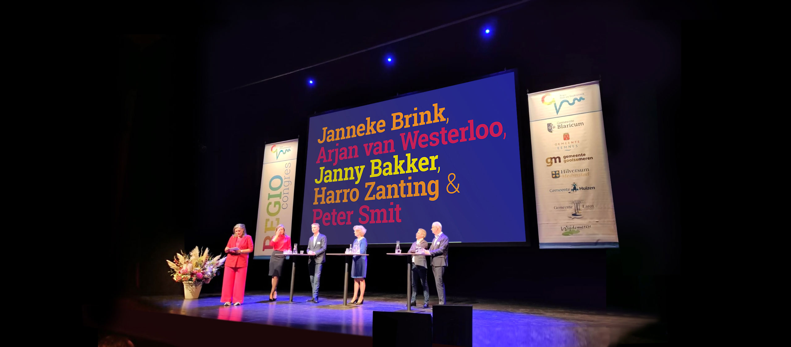 HSTotaal: Regio Gooi en Vechtstreek projecteert tijdens haar congres op groot scherm de kleurige namen van vijf podium-gasten