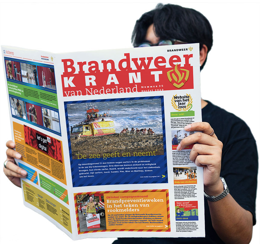 HSTotaal: man leest Brandweerkrant; tabloid vol brandweerverhalen en kazernenieuws in de stoere huisstijl van Brandweer Nederland
