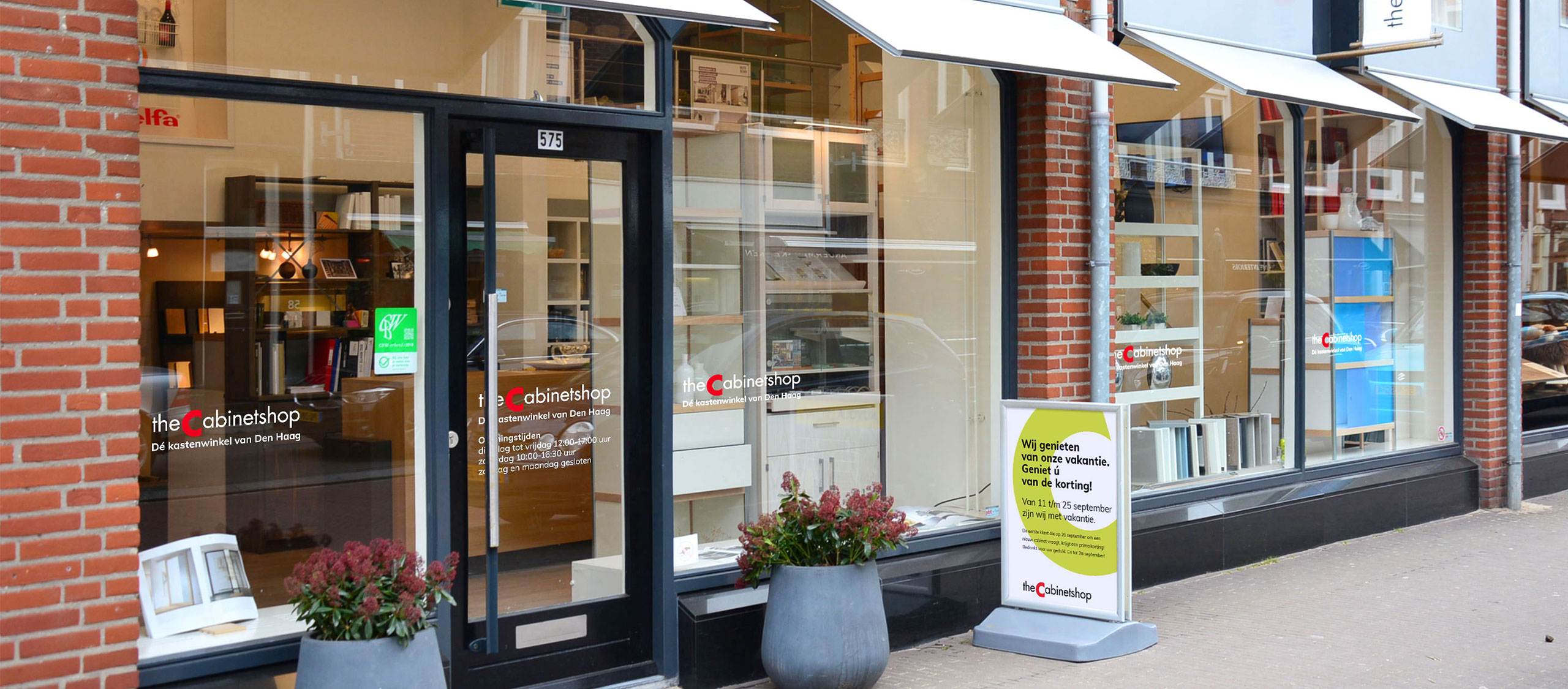 HSTotaal: bannerfoto van de met fraaie kasten gevulde etalages van theCabinetshop, dé kastenwinkel van Den Haag