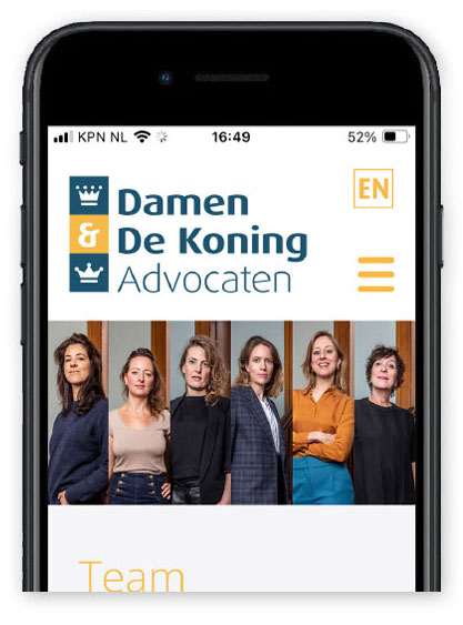 HSTotaal: zwarte iPhone met homepage Damen & De Koning Advocaten met foto’s van de vrouwen die het kantoor in Amsterdam runnen