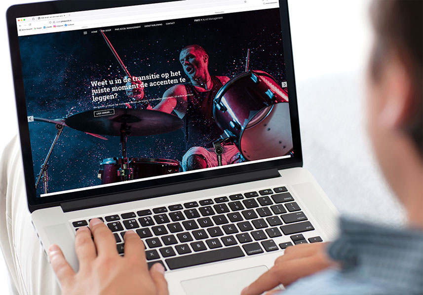 HSTotaal: man met laptop op schoot; op het scherm een spetterende drummer en een vraag; design voor PMD Accel Management
