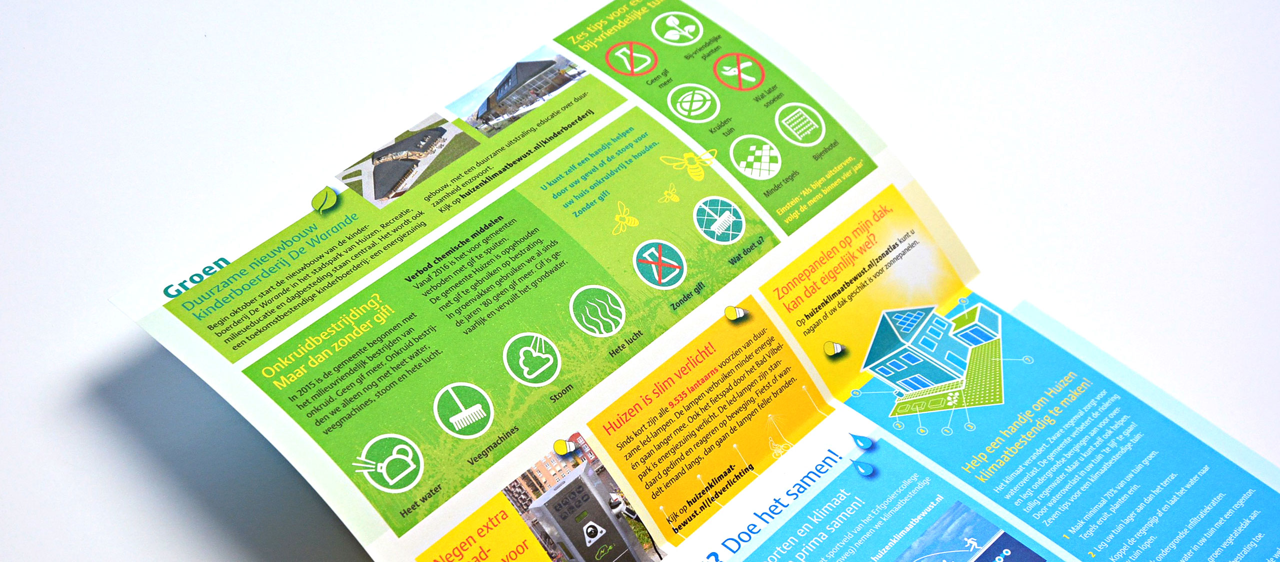 HSTotaal: opengeslagen kleurige milieukrant voor de gemeente Huizen met korte artikelen, heldere illustraties en pictogrammen