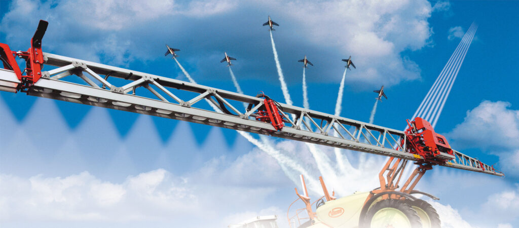 HSTotaal: bannerfoto van Vicon veldspuit in de wolken; Alpha Jets van Patrouille de France voeren precisie aerobatics uit