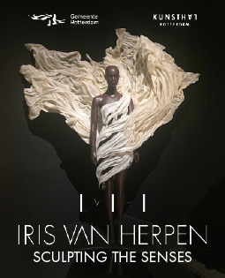 HSTotaal LinkedIn-visual: donkere paspop in een wijd uitwaaierende witte jurk in zwart decor; prachtig ontwerp van Iris van Herpen