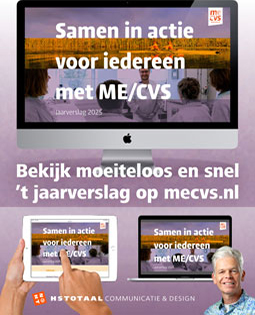 Drie Apple schermen met het online Jaarverslag 2025 van MECVS Nederland tegen een paarse achtergrond.